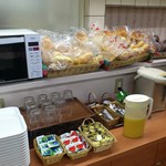 高崎駅前プラザホテル - 朝食のパンが並んでいます。(2017年1月)