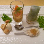 アズ キッチン - アミューズ （ニンジンのムース、野菜の生春巻き 胡麻ソース、クリームチーズのスワン、ヤマイモと湯葉 土佐酢と山葵のジュレのせ）