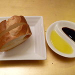 アズ キッチン - フランスパン オリーブオイルとバルサミコ酢添え
