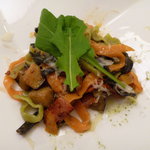 アズ キッチン - ナスとベーコンの自家製パスタ（イカスミ、赤ピーマン、カブの葉の３種のパスタ）