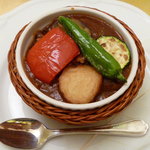 アズ キッチン - 野菜のトマトカレー 野菜（シシトウ、パプリカ、ズッキーニ、サツマイモ、キノコ）のグリルのせ