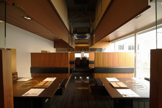 Uma Zakura - 人気の半個室の席です。優雅な気分で愉しめる上質の空間です。