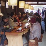 Koma Gyarari Kafe - 奥のスペースで餅つき見学