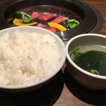 Yakiniku Kanshokubou Dandan - 大盛りご飯とわかめスープ