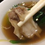 555飯店 - 雲呑スープ。胡椒がバキッと効いてて美味い。