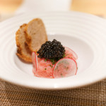 SUGALABO - マグロイブリガッコ入り、キャビアのせ