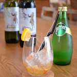 cafe.miel - 手前：蜂蜜ジンジャーペリエ700円、奥：ハウスワイン赤白各グラス500円