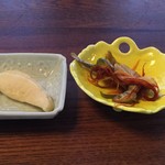 そば 吉里吉里 - お通しのワカサギのマリネとたくあん