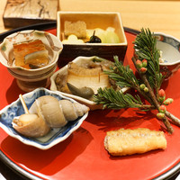 日本料理 太月 - 前菜：子持ち昆布、あみがさゆず、ちゃしとう味噌漬け、身わさび、アーモンド根みつ葉しろあえ、河豚の皮煮こごり、わかさきの南蛮漬け、白ばい貝