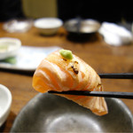 FUZI - お通しの鮭炙り寿司