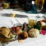 SAKURAGUMI - 牡蠣のグリル、牡蠣のフリット、パスタとベシャメルソースのフリット、生ハムと洋ナシ、ミカンとウイキョウのサラダ、いかの胆のバーニャカウダ