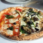 SAKURAGUMI - マルゲリータと牡蠣ほうれん草キノコのピッツァ