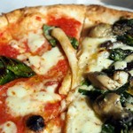 SAKURAGUMI - マルゲリータと牡蠣ほうれん草キノコのピッツァ