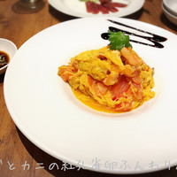 蔭山樓 表参道店 - エビとカニの紅孔雀卵ふんわり炒め