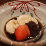 御料理 辰むら - 水菓子　白玉・小豆餡黒蜜かけ　苺