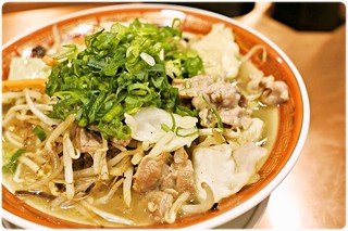 佐賀ラーメン　美登里 - 佐賀タンメン 800円 どーんと肉野菜炒め！甘みのある豚骨スープに馴染んでます。