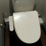 らーめん颯人 - 奥にウォシュレット