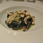 リストランテ カノフィーロ - イカ墨を練りこんだパッパルデッレ、牡蠣、ヤリイカ、ベーコン
