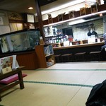 本家鳥好 - 店舗内観（小上がり席に卓あり）玄関横には水槽もある♪