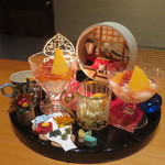 日本料理 幸庵 - バニラアイスと酒粕のアイス 卵黄ソースがけと、杏仁豆腐 紅マドンナ、苺の蜂蜜漬け、マンゴートッピング