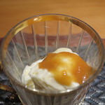 日本料理 幸庵 - バニラアイスと酒粕のアイス 卵黄ソースがけアップ