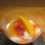 日本料理 幸庵 - 杏仁豆腐 紅マドンナ、苺の蜂蜜漬け、マンゴートッピングアップ