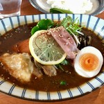 スープカレーのハンジロー - 月替わり:広島産牡蠣と揚げカマンベールの生ハム添えスープカレー ライス少なめ・8辛(¥1,800)