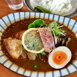 スープカレーのハンジロー - 月替わり:広島産牡蠣と揚げカマンベールの生ハム添えスープカレー ライス少なめ・8辛(¥1,800)