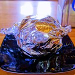 アンティーミー バーガー - 出された時はアルミホイルに包まれてます。