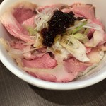 麺屋りゅう - 週替わり丼（レアチャーシュー丼 オニオンソースがけ）（アップ）