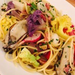 フィッシャーマンズマーケットオイスターバー - 牡蠣と季節野菜のスパゲティ¥1780✨
      サッパリ塩オイルベース♡