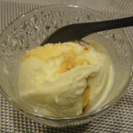 まぐろ小屋 別邸 - ⑧特製まぐろ醤油をかけるアイスクリーム