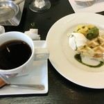 BRASS - ランチのホットコーヒーとデザート