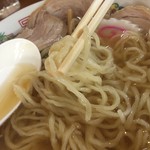 麺はやや平打ちです
