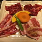 炭火焼肉 ドラゴンカルビ - 黒毛和牛、豚ロース、野菜