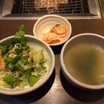 炭火焼肉 ドラゴンカルビ - サラダ、スープ、漬物