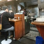 ラーメン壱六家 - 入り口正面のカウンター席です！