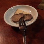 バー ウダ - 定番のいぶりガットとチーズ