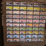 麺屋さくら - お店に入ると券売機があります