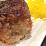 エビス参 - 焼きおにぎりはこんがり醤油。