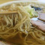 多良福 - 特徴的な自家製麺です