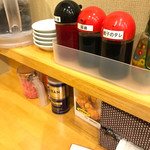 麺処 太陽 - 卓上。