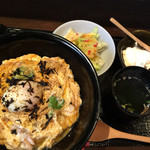 特製親子丼1,100円…吸い物、サラダ、寄せ豆腐付