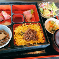 米澤牛DINING べこや - べこや御膳(米沢牛のしゃぶしゃぶのにぎり寿司・ローストビーフ、そして牛そぼろが入った三色御飯など)