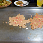 はとやお好み焼店 - 月島みたいに、野菜は入っていません。
      土手も作りません。ピャーッとたらして、サクッと食べます。