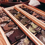 HIGASHIYA GINZA - 豊富な種類の茶葉から好きなお茶を二種類。