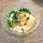 三代目茂蔵 - 山芋豆腐(約1/2量) 白ゴマと青ネギのトッピングを添えて晩ごはんの献立の1つに。