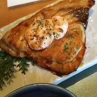 大山鶏と鮮魚 居酒屋 まいか - (2017年1月　訪問)旬の焼き魚御膳。この日はカジキの照焼、明太マヨソース。カジキのパサつきが気になる。