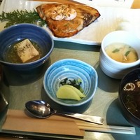 大山鶏と鮮魚 居酒屋 まいか - (2017年1月　訪問)旬の焼き魚御膳、980円。もう少し彩が欲しいが嬉しい一汁三菜。