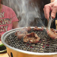 焼肉すどう 春吉 - プロの焼き師が目の前でベストな状態に焼いてくれるので、余計な気遣い要らず！ 強力ダクトのお陰で、ほとんど焼肉臭くなりません。